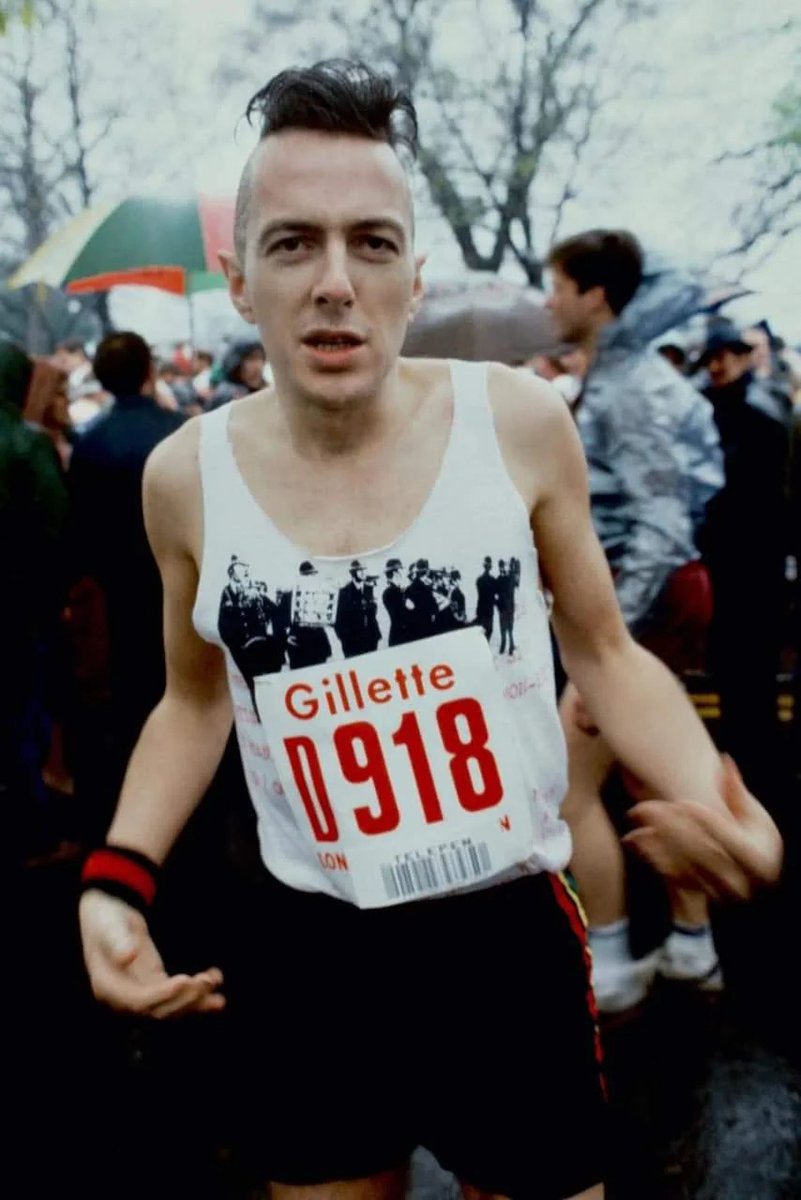On this day in 1983, Joe Strummer ran the London Marathon in a time of 4 hours and 13 minutes. 📸@NorthBankNorman Steve Rapport.