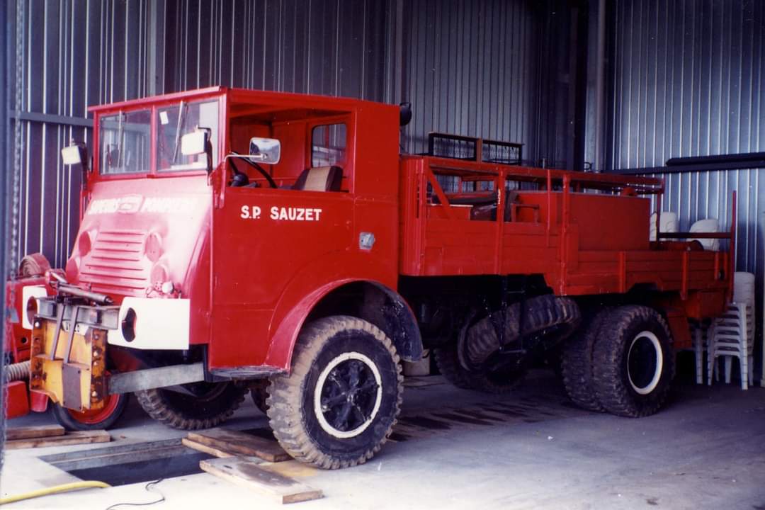 #VintageBestiole (🧵2/2)

Ce surnom vient de la puissance limitée du moteur couché et des médiocres batteries #Tudor.
Fin 59, la fabrication est transférée sur le nouveau site Saviem de Blainville. En 61, Il est équipé du 'Fulgur', moteur horizontal + nerveux
Source Musée Berliet