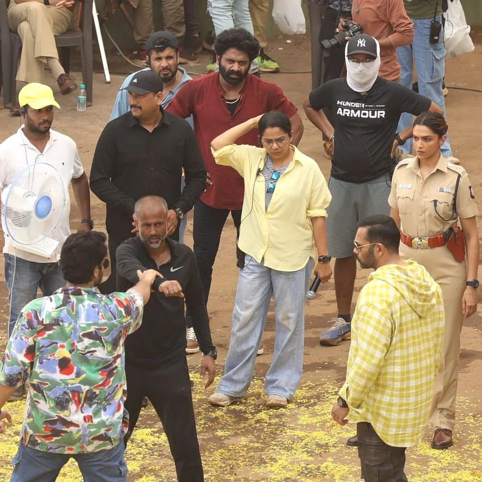 TeamDeepikaMY_'s tweet photo. Deepika Shakti Shetty Padukone on the sets of #SinghamAgain https://t.co/eeHMLQvZAh
