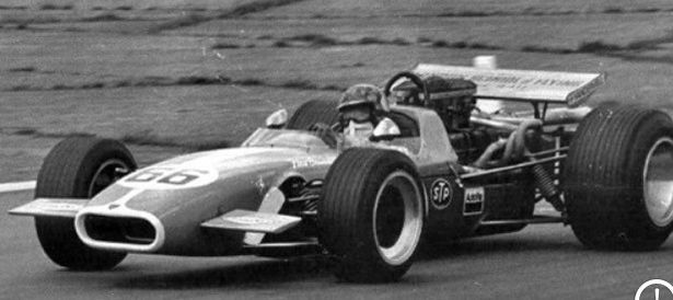 En 2017 fallecía quemado por accidente doméstico a los 84 años el piloto británico Maurice Frederick Saunders. Varios GP no puntuables, 6º en la Gold Cup ’70 con un F5000. Campeón de la Formula Vee 1969.