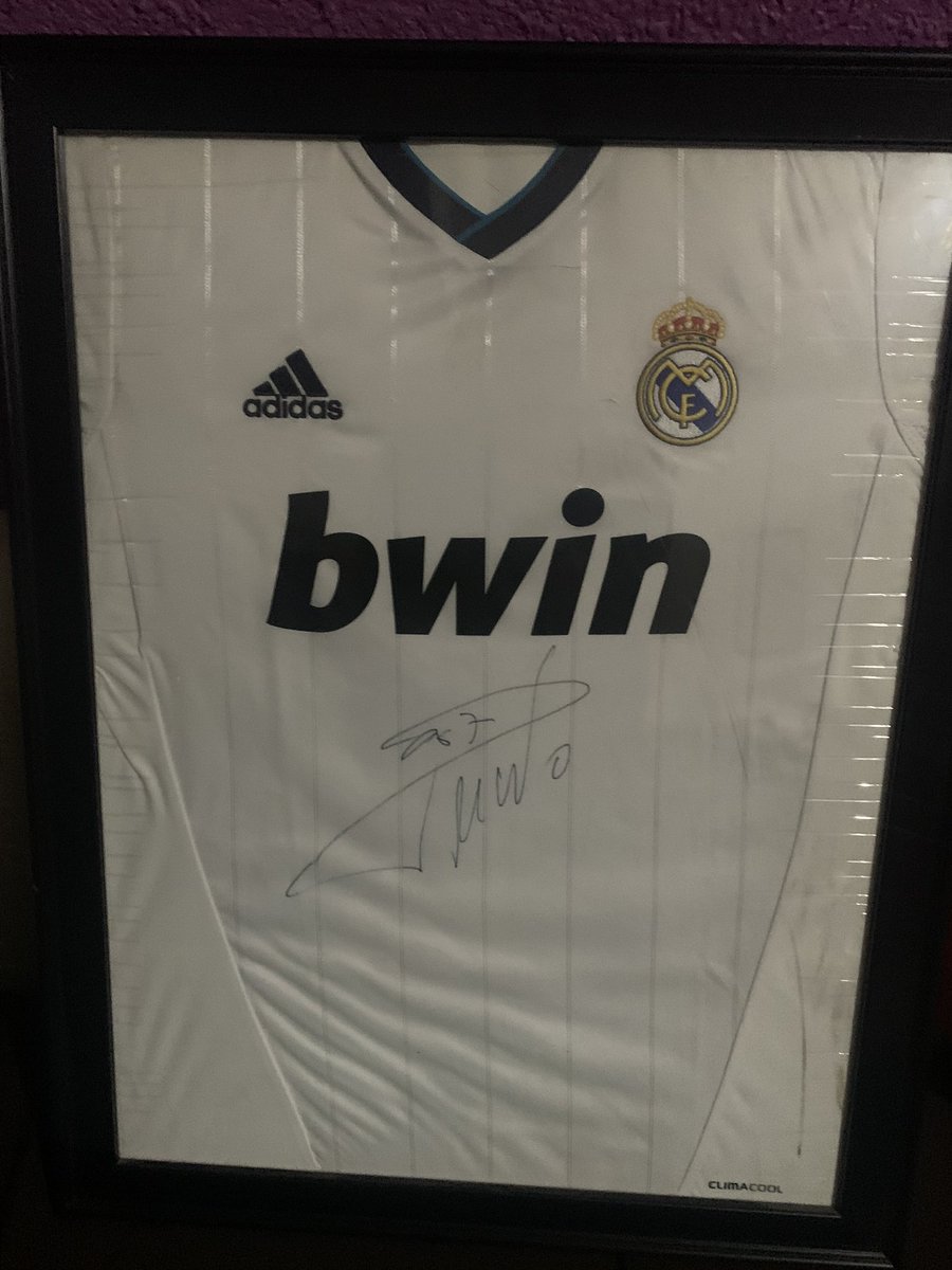 praber's tweet photo. @SERGIOBAILLERES Hola Sergio, estoy vendiendo una playera autografiara por Cristiano Ronaldo (playera certificada). https://t.co/HbD03MkZQb