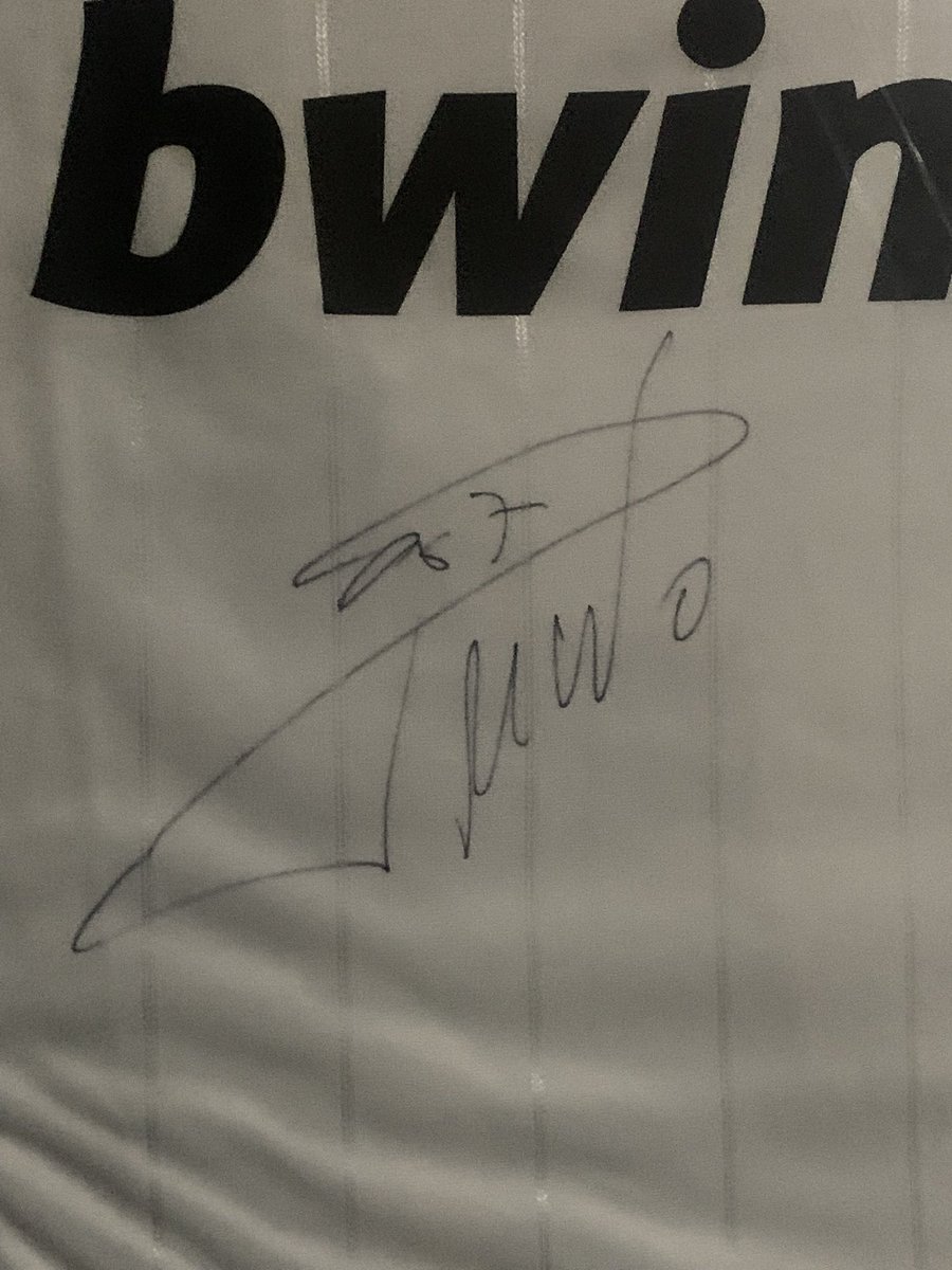 praber's tweet photo. @SERGIOBAILLERES Hola Sergio, estoy vendiendo una playera autografiara por Cristiano Ronaldo (playera certificada). https://t.co/HbD03MkZQb