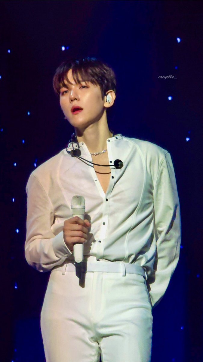 still thinking about pictures that fans took of baekhyun in manila 🥵