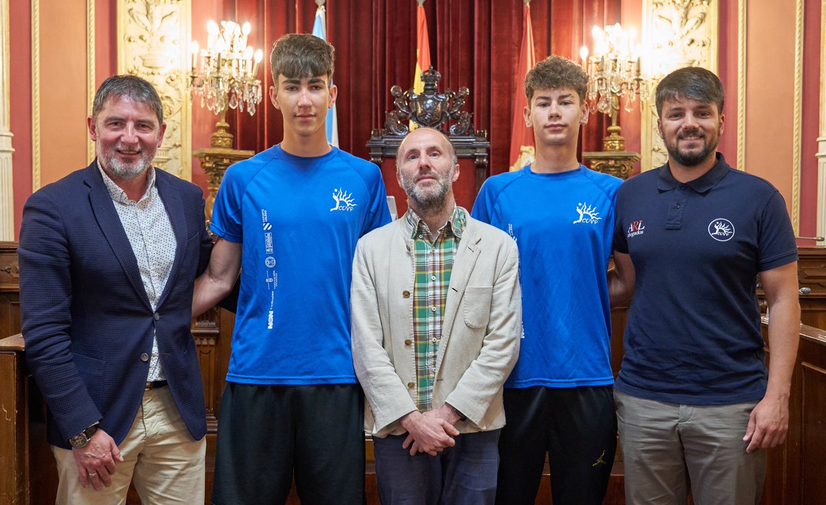 Os deportistas ourensáns Xan Somoza e Víctor López, convocados pola Federación Española de Volei Praia, foron recibidos onte no Concello polo alcalde de Ourense, Pérez Jácome (@gonzalojacome) e polo concelleiro de Deportes, Aníbal Pereira (@anibalpereira4).