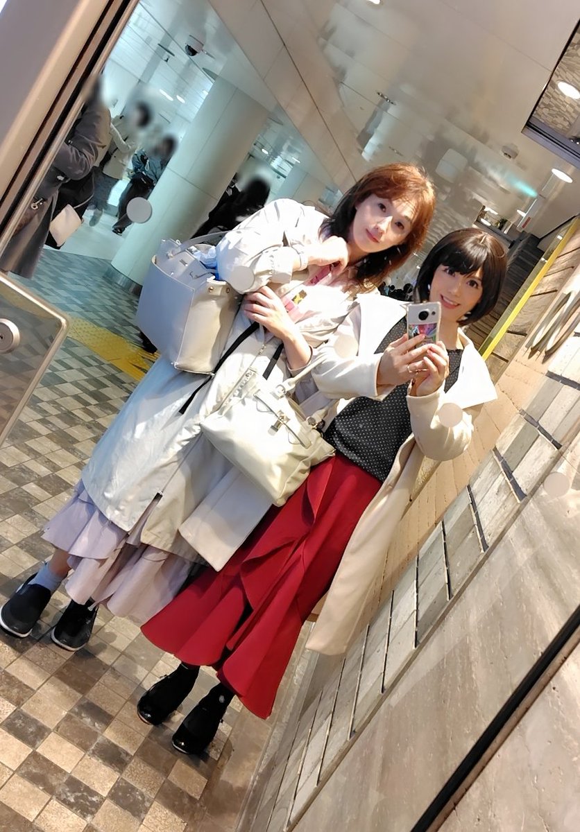「東京遠征」初日⑥

蘭花お姉ちゃんと過ごした後は、
お着替えして、

#新宿三丁目 の #例の鏡 でるりちゃんと待ち合わせ✨