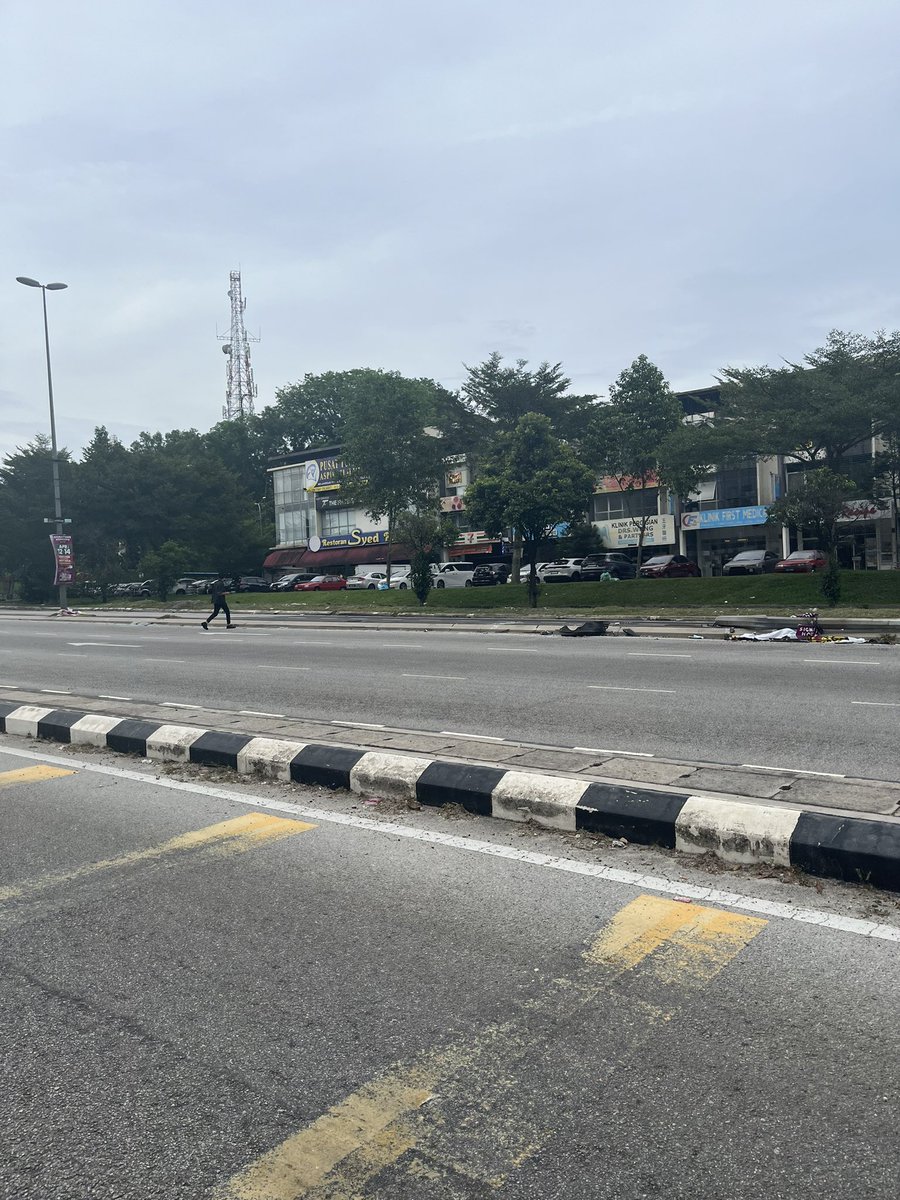 📍Semenyih

Want walkability?  You can have it, in your private garden. 

Meanwhile, if you want to cross the road, you need to risk your life jogging across 7 lanes. No crossing facilities will be provided.