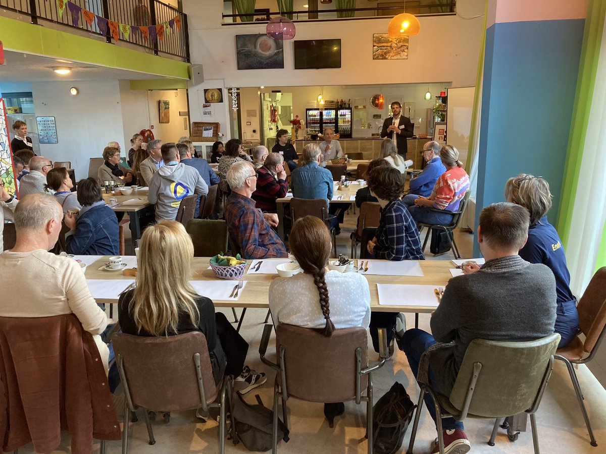 #armoedebestrijding ontbijt druk bezocht nu in #wijkcentrumstJoseph  - netwerkpartners - zoals vroeg-er-op-af , minimaregeling (activeringsbudget),  energietoeslag -#komerbij   #sociaalwerk  #gemeentehilversum   ✔️🌷👩🏻‍🦰