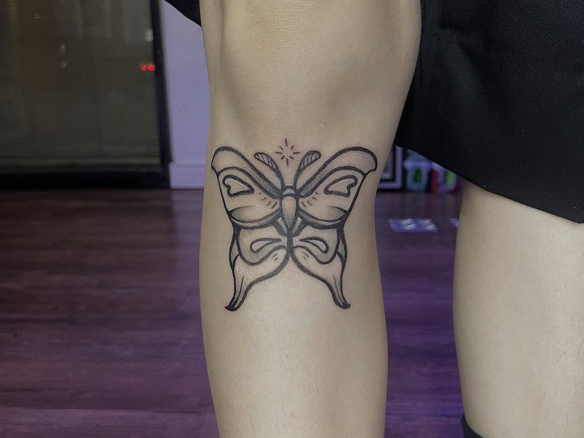 ueharart's tweet photo. Qual a nota que vocês dão pra essa mariposinha querida que eu fiz em mim mesma esses dias? 🤓 

*orçamentos sempre disponíveis, muito em breve agendas abertas em SP* 🫧

[#autotattoo #tattooapprentice] https://t.co/3pYQx5kiIz