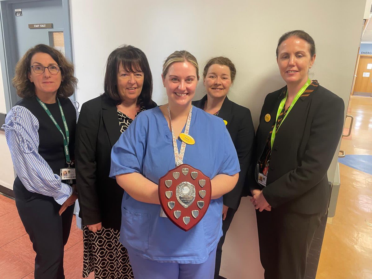 Helena Hogan staff midwife UMHL receiving her preceptor of the year award as voted by midwifery students. Congratulations to Helena and thank you 🙏 @ronan_eileen @btoolanod @NursingMid_UL @ULHospitals @Margquig2