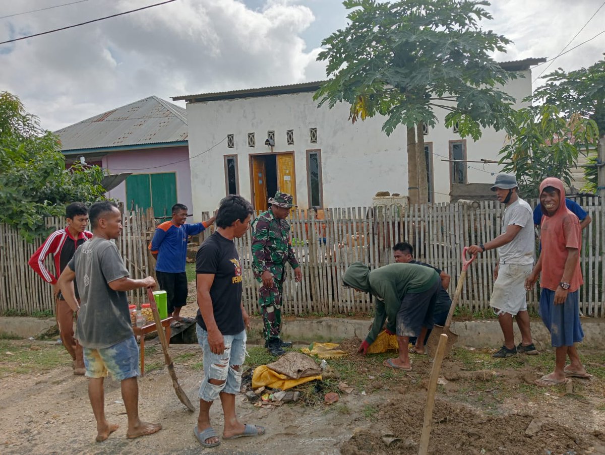 Wujudkan Lingkungan Bersih, Babinsa Koramil 01/Rumbia Bersama Masyarakat Laksanakan Kerja Bakti

#TNIADMengabdiDanMembangunBersamaRakyat
#tni_angkatan_darat
#KodamHasanuddin