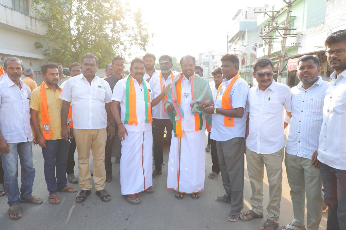 திருப்பூர் பாராளுமன்றம், திருப்பூர் தெற்கு சட்டமன்ற தொகுதி, MGR நகர் பகுதியில் மழலைகள் கொடியசைத்தும், தாய்மார்களும் ஆரத்தி எடுத்தும் அன்போடு வரவேற்றனர். அவர்களிடம் தாமரை சின்னத்தில் வாக்களிக்குமாறு கேட்டுக் கொண்டேன். மாற்றத்தை நோக்கி திருப்பூர் பாராளுமன்றம்...!!! உங்களுடன்…