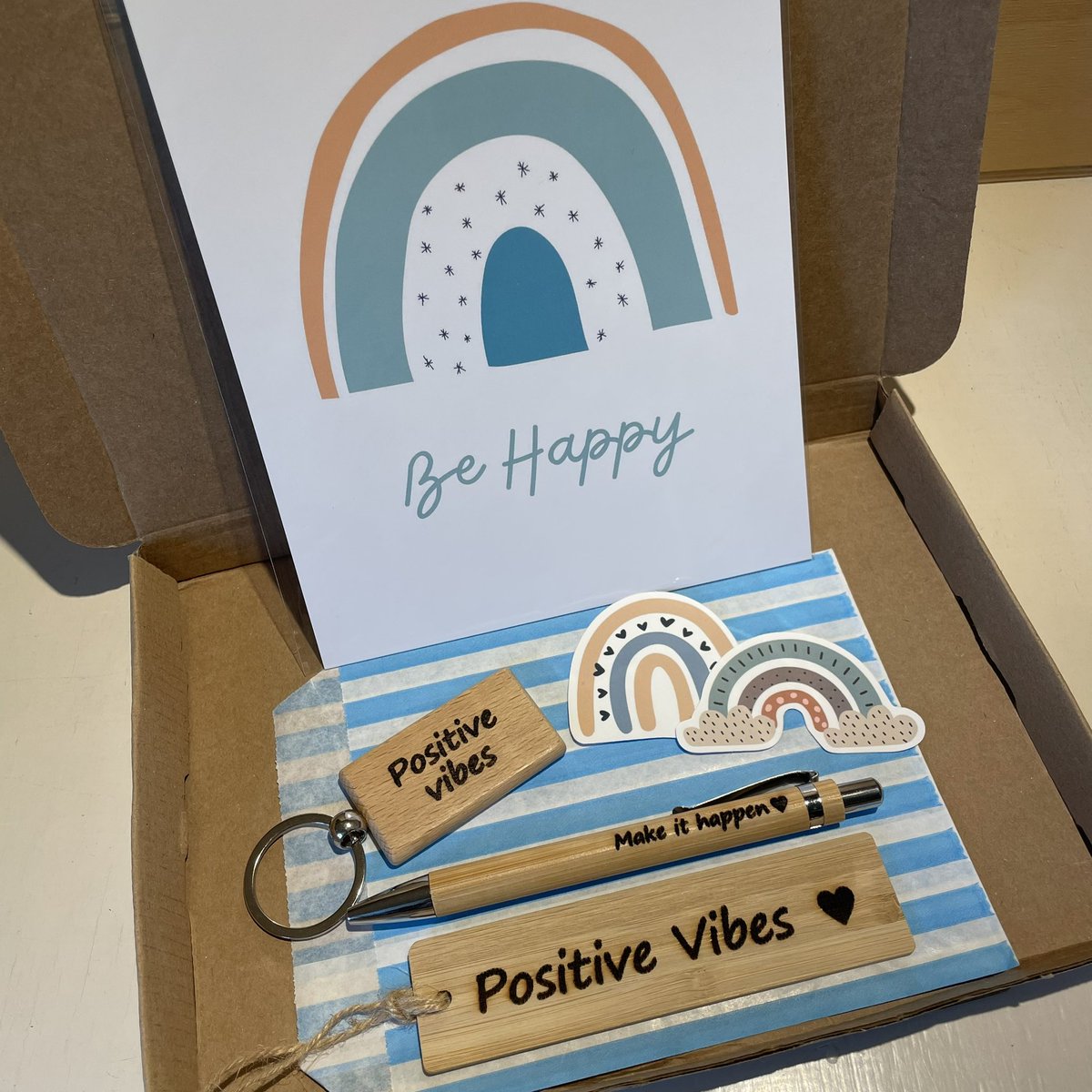 Be Happy Letterbox Gift Sets 💌

• A5 Print by Lois Pedley Art
• Bamboo Pen
• Bamboo Bookmark
• Wooden Keyring
• 2 Rainbow Stickers 

£12 plus P&P 📮
littlenscrafts.etsy.com/listing/167548…
#EarlyBiz #EtsyUK #LetterboxGifts #TheCraftersUK #UKMakers #CraftBizParty