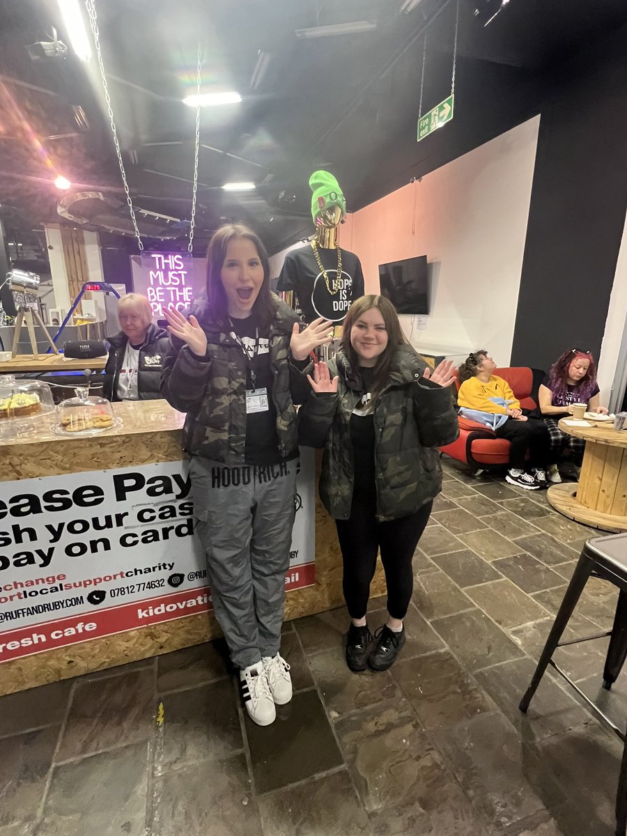 ruffandruby's tweet photo. Here’s some of our Saturday crew ! From 15 to 65!! There’s nothing more lovely Than where different generations work together for good !!
🔥🔥🔥#MakeADifference #CommunityImpact #youth #hub #theplacetobe #wearestoke https://t.co/r5nOUqQaCx