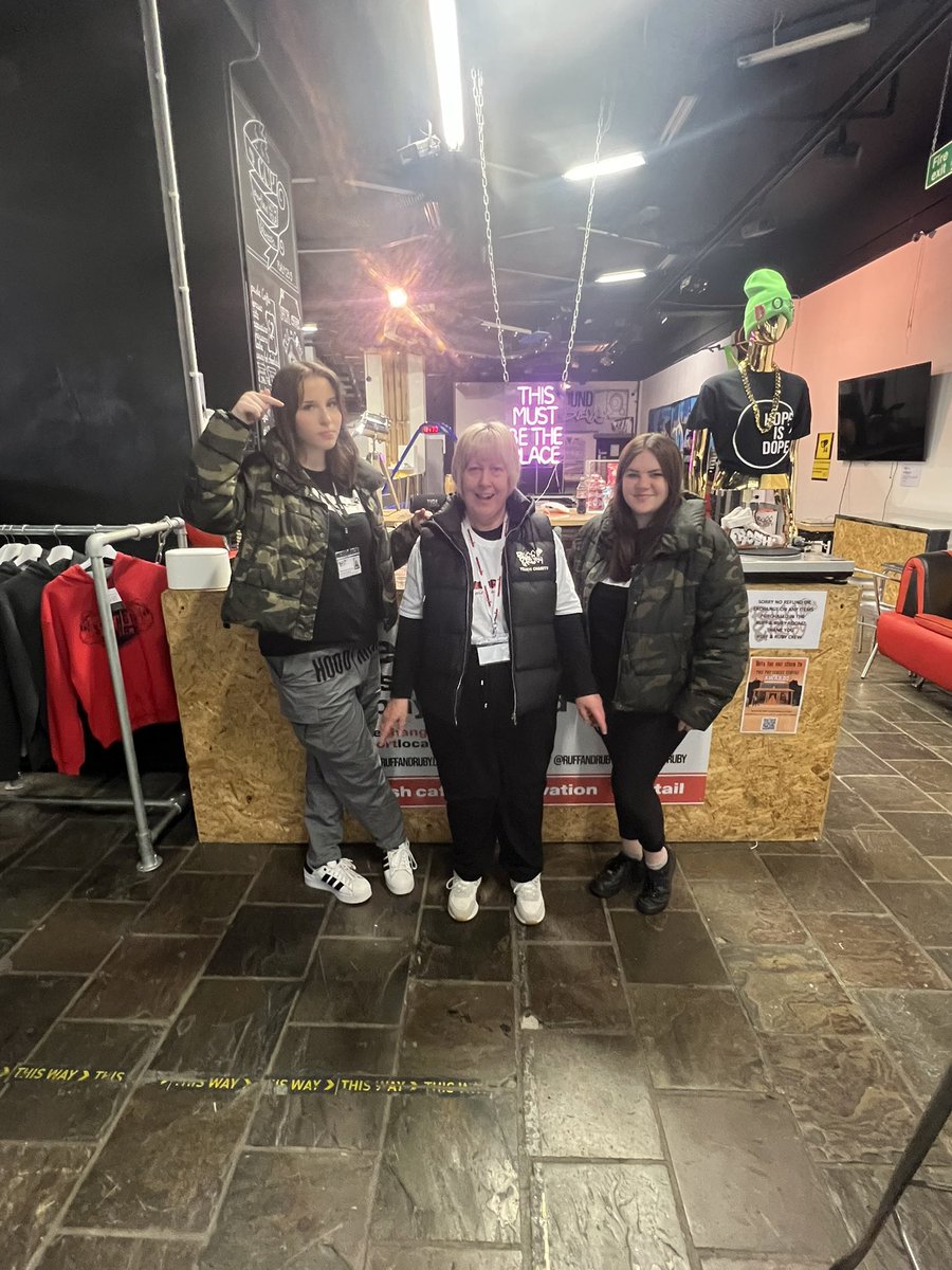 ruffandruby's tweet photo. Here’s some of our Saturday crew ! From 15 to 65!! There’s nothing more lovely Than where different generations work together for good !!
🔥🔥🔥#MakeADifference #CommunityImpact #youth #hub #theplacetobe #wearestoke https://t.co/r5nOUqQaCx