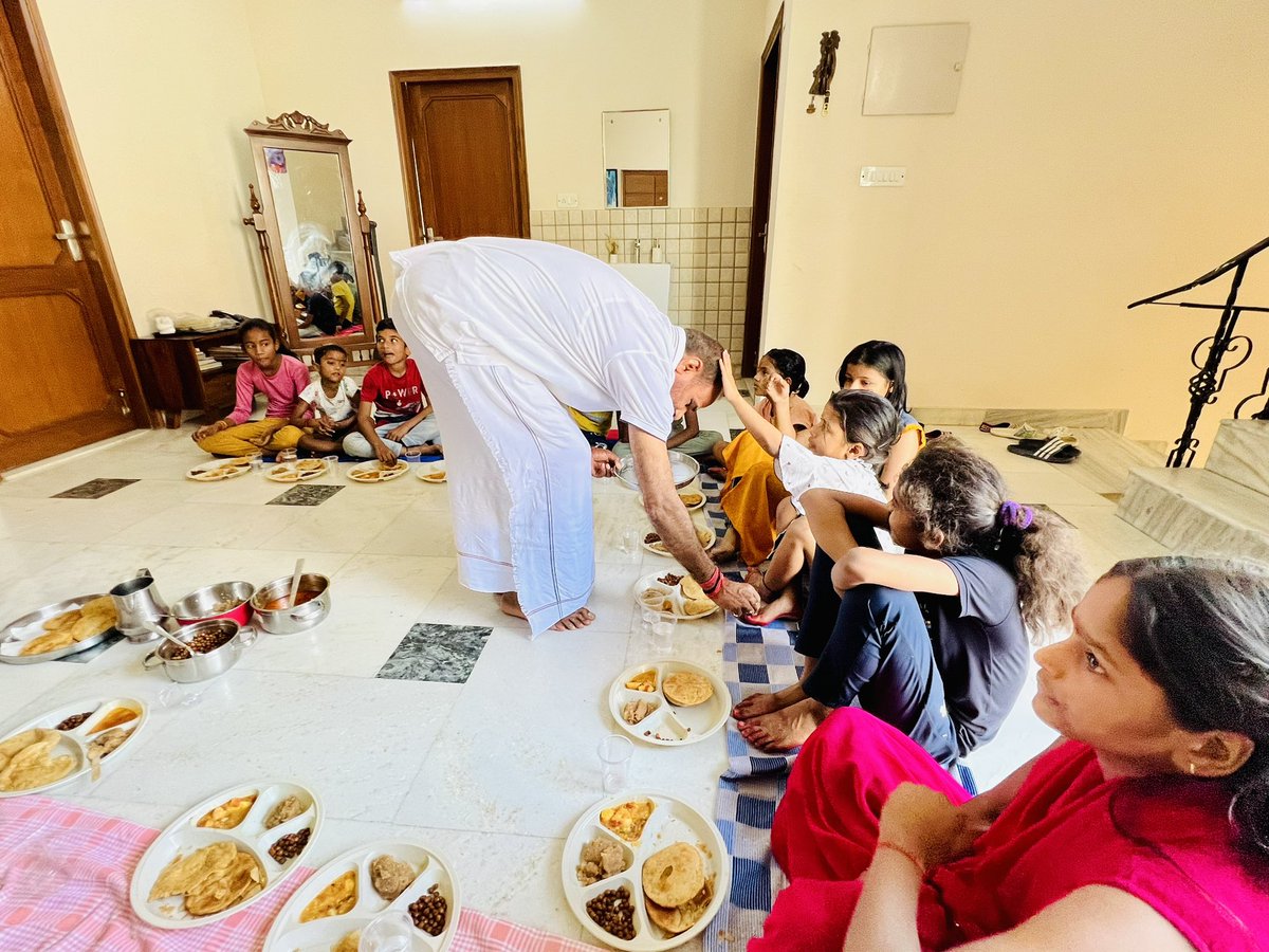 नवरात्रि व्रत समापन महानवमी पर निजी निवास तुग़लक़ाबाद गाँव दक्षिणी दिल्ली में दैवीय रूप (कंचिका) कन्याओं को भोजन कराते हुए।

#MahaNavami #RamaNavami
