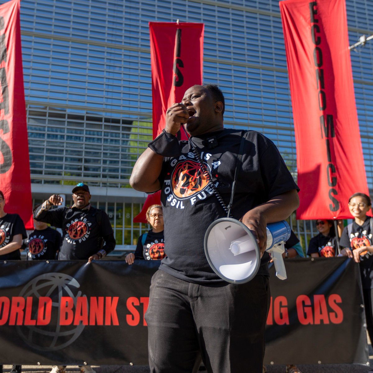 🗣️ GAS IS A FOSSIL FUEL! 

The @WorldBank has committed to aligning with the #ParisAgreement and yet its methodology for ensuring projects are aligned is not rigorous enough. 

🧵1/2....

#GasIsNotGreen #WorldBankWorldProblems