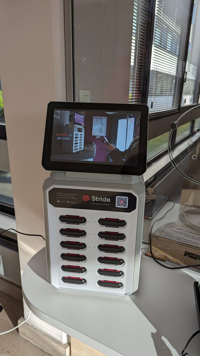 En panne de batterie sur son smartphone ? Retrouvez à l'accueil du campus ce distributeur de batterie et empruntez en une via l'application stride (disponible pour iOS ou Android)