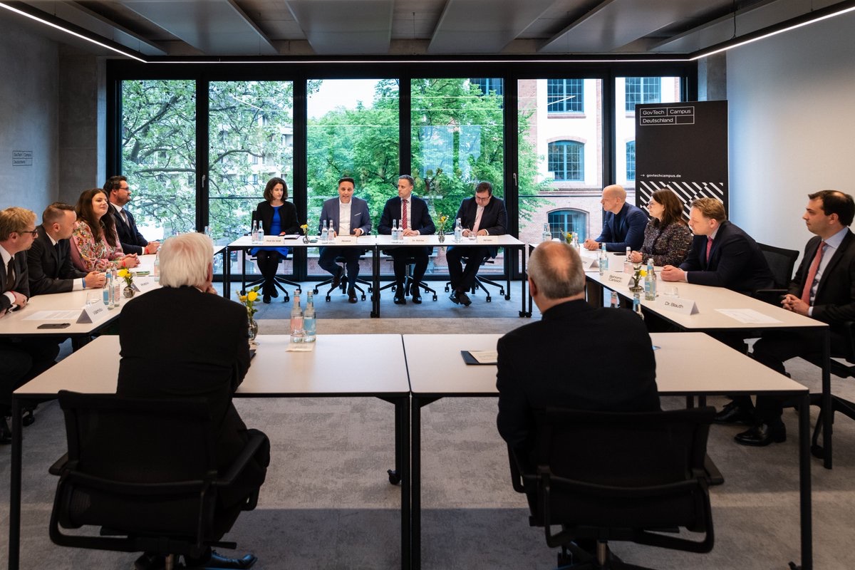🇪🇪🇩🇪 Great priviledge to meet Presidents Frank-Walter #Steinmeier and @AlarKaris at @GovTechCampusDE. In a small circle of entrepreneurs, #govtech innovators and scientists we discussed how to advance technology for resilient democracy.