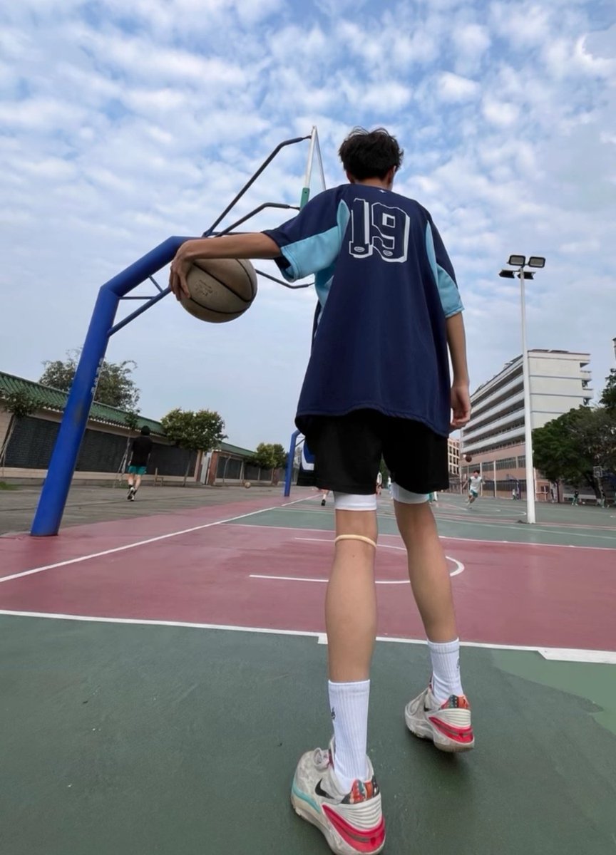 让你来球场，老子要打你的两个小狗球