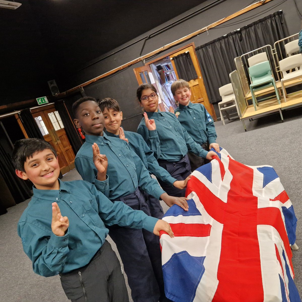BSYear6Scouts's tweet photo. Last night we invested the Year 6 scouts. They spent the night learning how to sew their badges onto their new scout shirts. The proof will be how they look next week!
@19thBoltonScout @BoltonSch @BSPDJnrBoys @BSPDJnrGirls #BoltonScouts https://t.co/aIEpqMV65V
