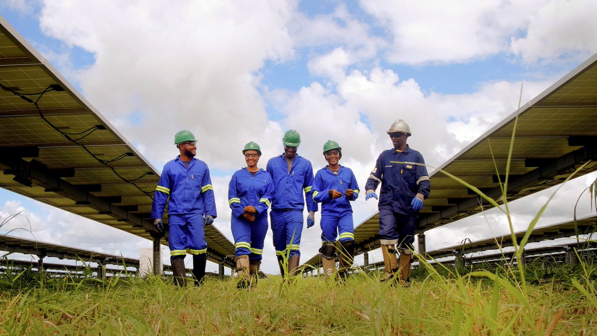 #PoweringAfrica | Au Mozambique, la centrale solaire ☀️ Mocuba, soutenue par @CIF_action, suscite un nouvel espoir pour une communauté d'agriculteurs en fournissant une énergie propre et abordable aux foyers et aux petites entreprises. ➡️ wrld.bg/cRQj50RaNtc #WBGMeetings