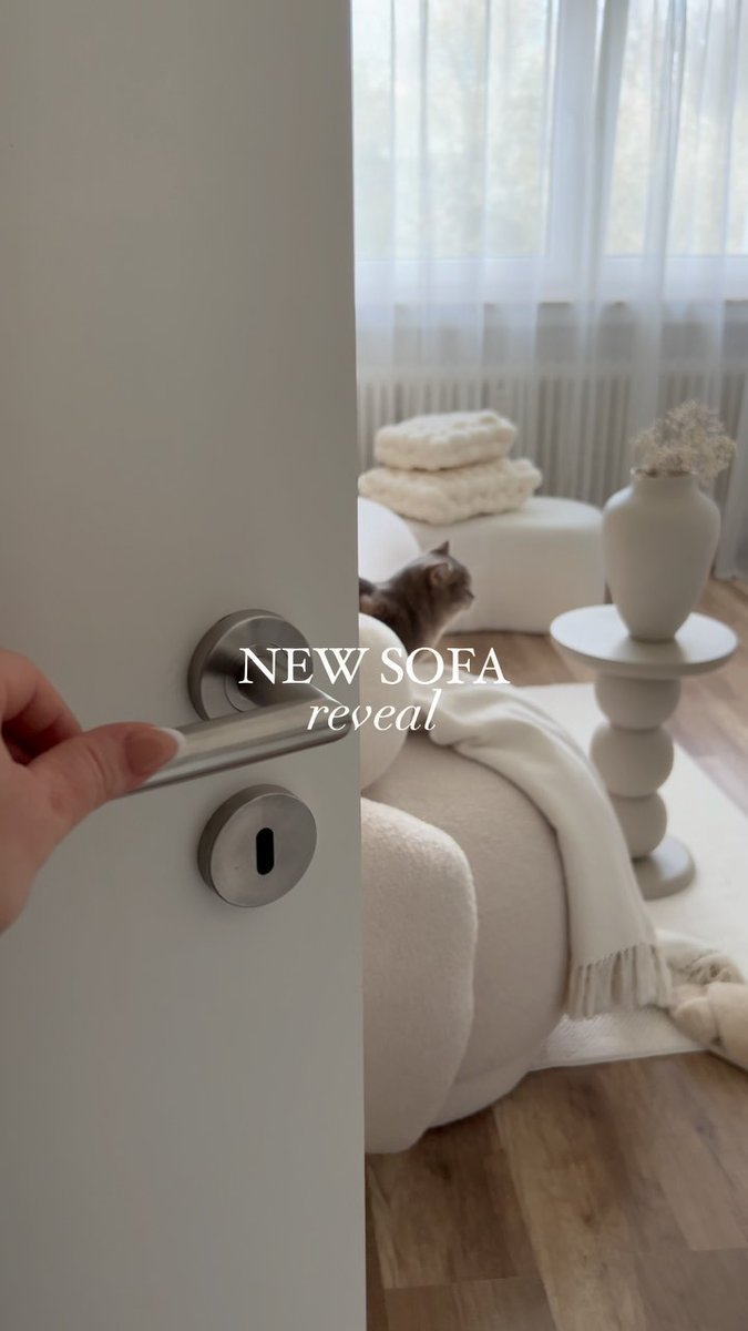 NEW SOFA REVEAL ��✨

Na endlich kann ich’s euch zeigen! Wie schön sieht das bitte aus? Ich liebe den weichen Bouclé Stoff und die Form des Sofas total. Ich hab es damals schon bei gesehen und war schon sooo verliebt. Ich habe sogar einen Rabattcode