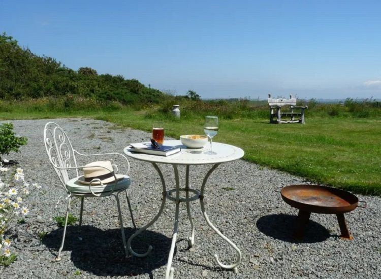 aroundaboutbrit's tweet photo. ⭐ Visit Wales ⭐
Escape to tranquillity at Anglesey Shepherds Huts in Llanfaethlu near Holyhead. These cosy huts offer a luxurious glamping experience with breathtaking views.
🏡 Self Catering 
https://t.co/yaJFDFIkRr
#Llanfaethlu #Holyhead #Anglesey #Wales #Holiday #Travel https://t.co/ixBP2EnNF9