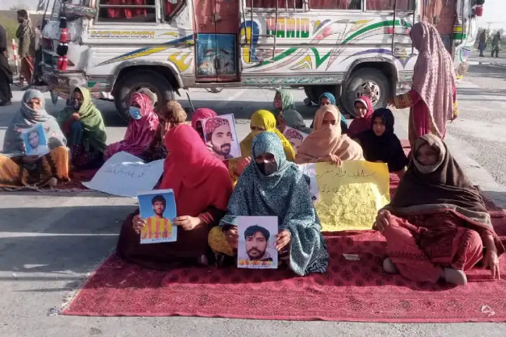 The families of forcibly abducted #Baloch individuals blocked the #Quetta-#Karachi highway near Mastung district of #Balochistan on Tuesday, demanding the safe return of their loved ones, the @BalochYakjehtiC (BYC) stated. @MahrangBaloch_ @mmatalpur @TahaSSiddiqui @beenasarwar