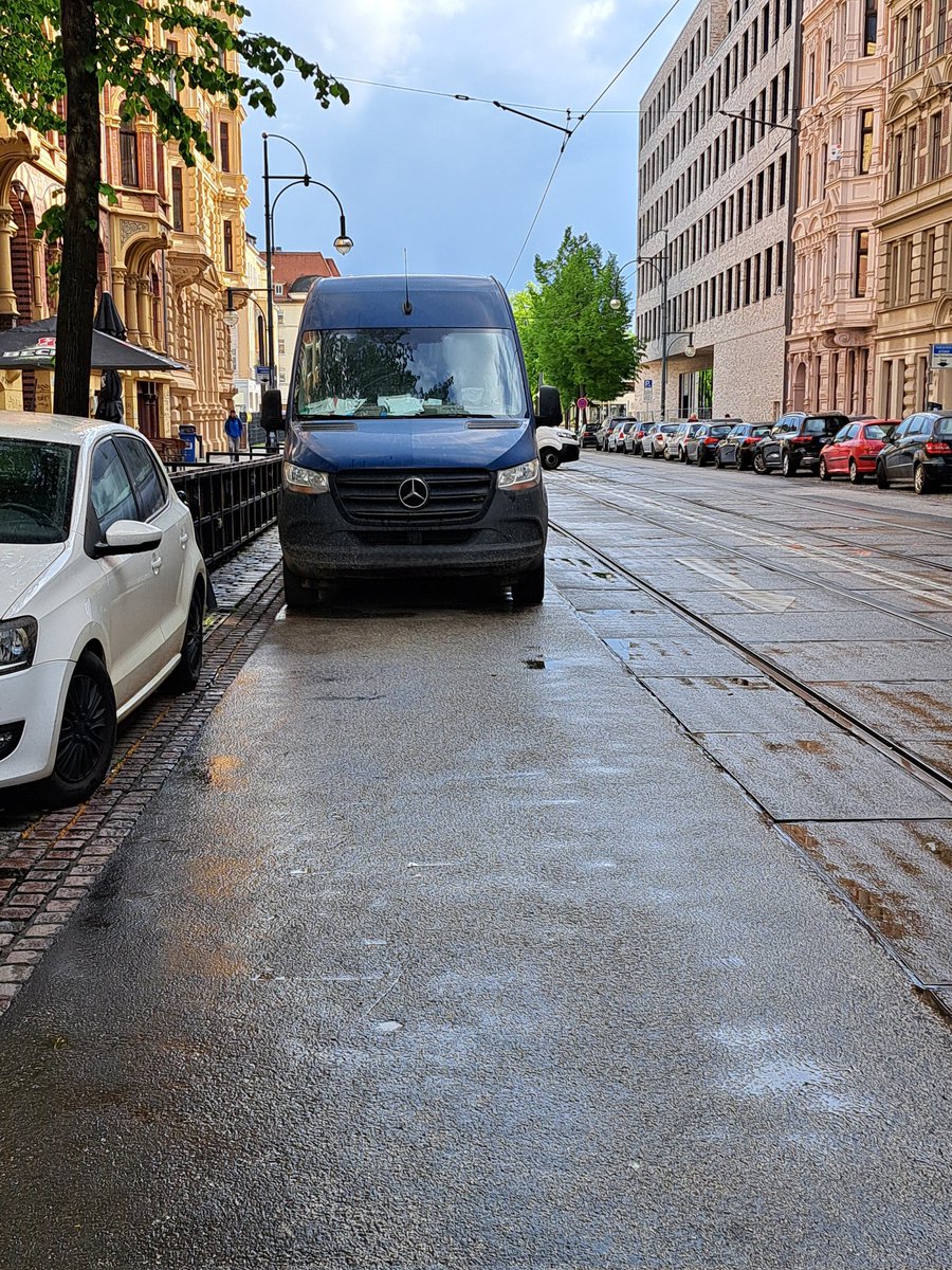 steil_pass's tweet photo. Weil's der @Ottostadt so herrlich egal ist, wie in der Sternstraße vor der Baustelle geparkt wird, werden RadlerInnen ins Gleis geschickt. Kann gutgehen, muss aber nicht. Hose im Eimer, Knie doppelt so dick, Oberschenkel auch. Besten Dank für nichts. @ADFC_MD https://t.co/bKsF7YqBIi