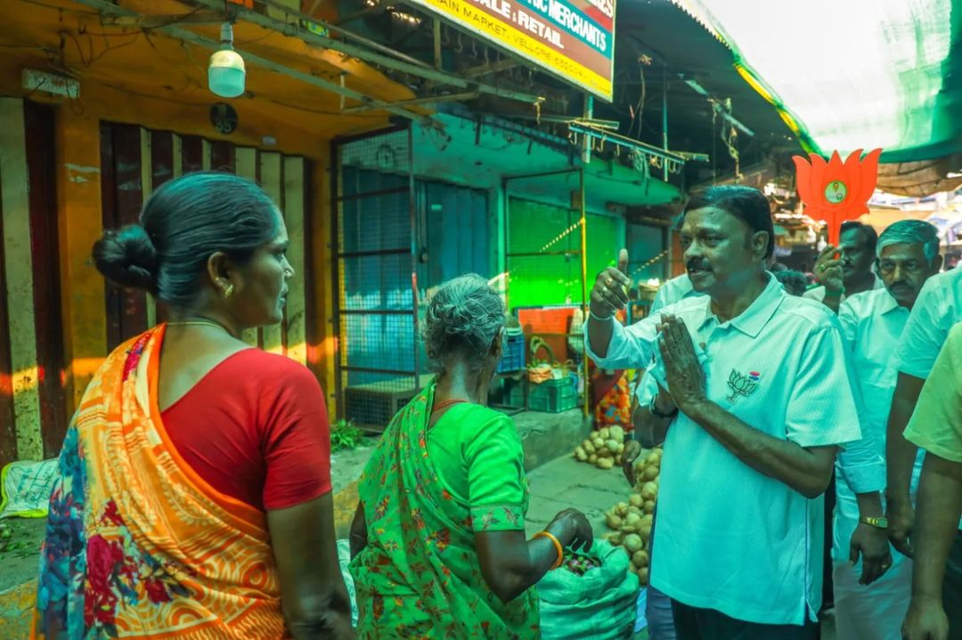 AcsArunkumar's tweet photo. வேலூர் நாடாளுமன்றத் தொகுதியின் வெற்றி வேட்பாளர் திரு. A.C.சண்முகம் அவர்கள் வேலூர் பழைய பேருந்து நிலையம் அருகே உள்ள சந்தையில் வியாபாரிகளுடனும் பொதுமக்களுடன் கலந்துரையாடி தாமரை சின்னத்திற்கு வாக்குகள் சேகரித்தார்!
#Vote4ACS #Vellore #ACS #புதியநீதிக்கட்சி #BJP #AMMK #PMK https://t.co/0qP32UVxZx