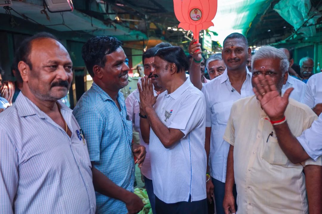 AcsArunkumar's tweet photo. வேலூர் நாடாளுமன்றத் தொகுதியின் வெற்றி வேட்பாளர் திரு. A.C.சண்முகம் அவர்கள் வேலூர் பழைய பேருந்து நிலையம் அருகே உள்ள சந்தையில் வியாபாரிகளுடனும் பொதுமக்களுடன் கலந்துரையாடி தாமரை சின்னத்திற்கு வாக்குகள் சேகரித்தார்!
#Vote4ACS #Vellore #ACS #புதியநீதிக்கட்சி #BJP #AMMK #PMK https://t.co/0qP32UVxZx