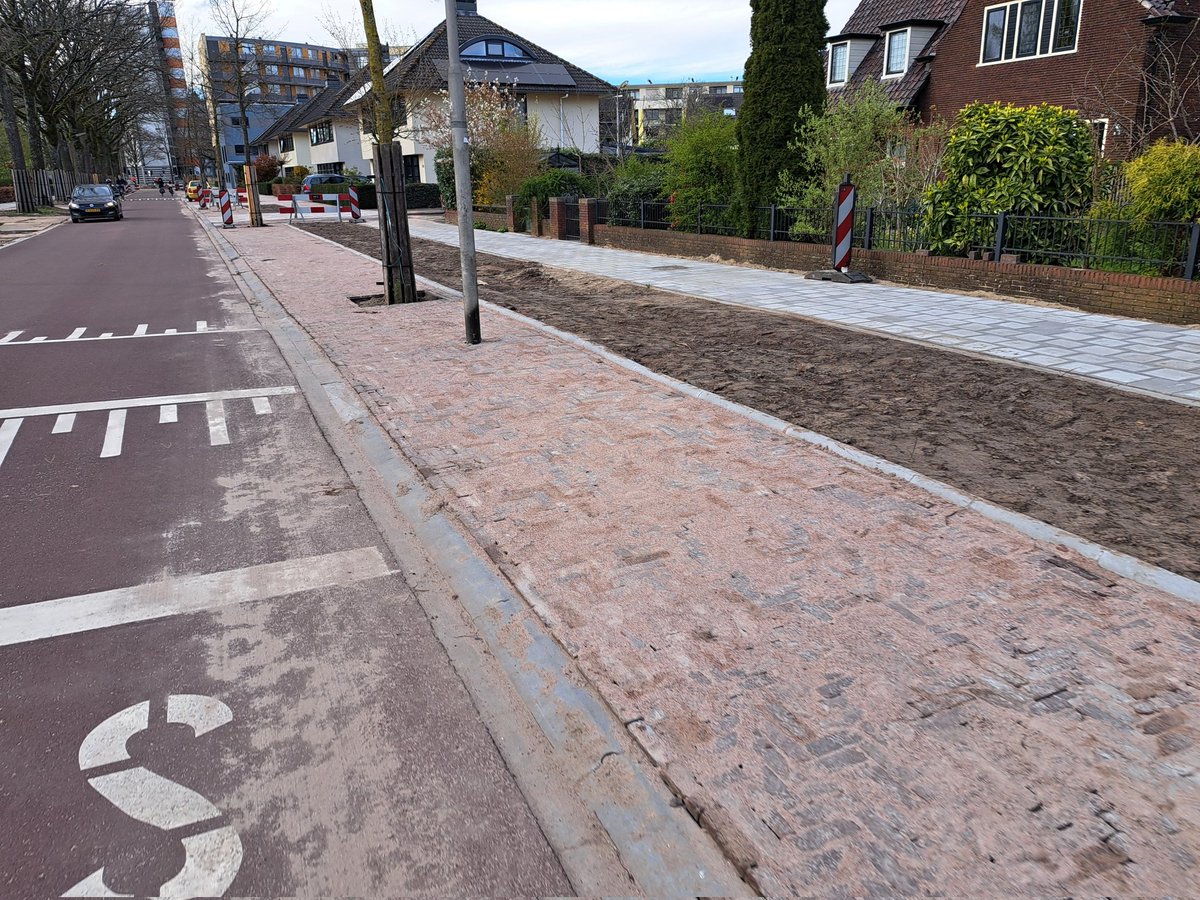 mgloerich's tweet photo. @Gem_Amersfoort zou het niet mooi zijn als de doorfietsroute bij de Hooglandseweg Noord omgeven wordt door planten ipv saai gras? Op de definitieve kaarten staat dat wel ingetekend (gras is andere kleur), maar werklui vertelden me dat er gras komt? @cbarneveld https://t.co/6HZpifjejc