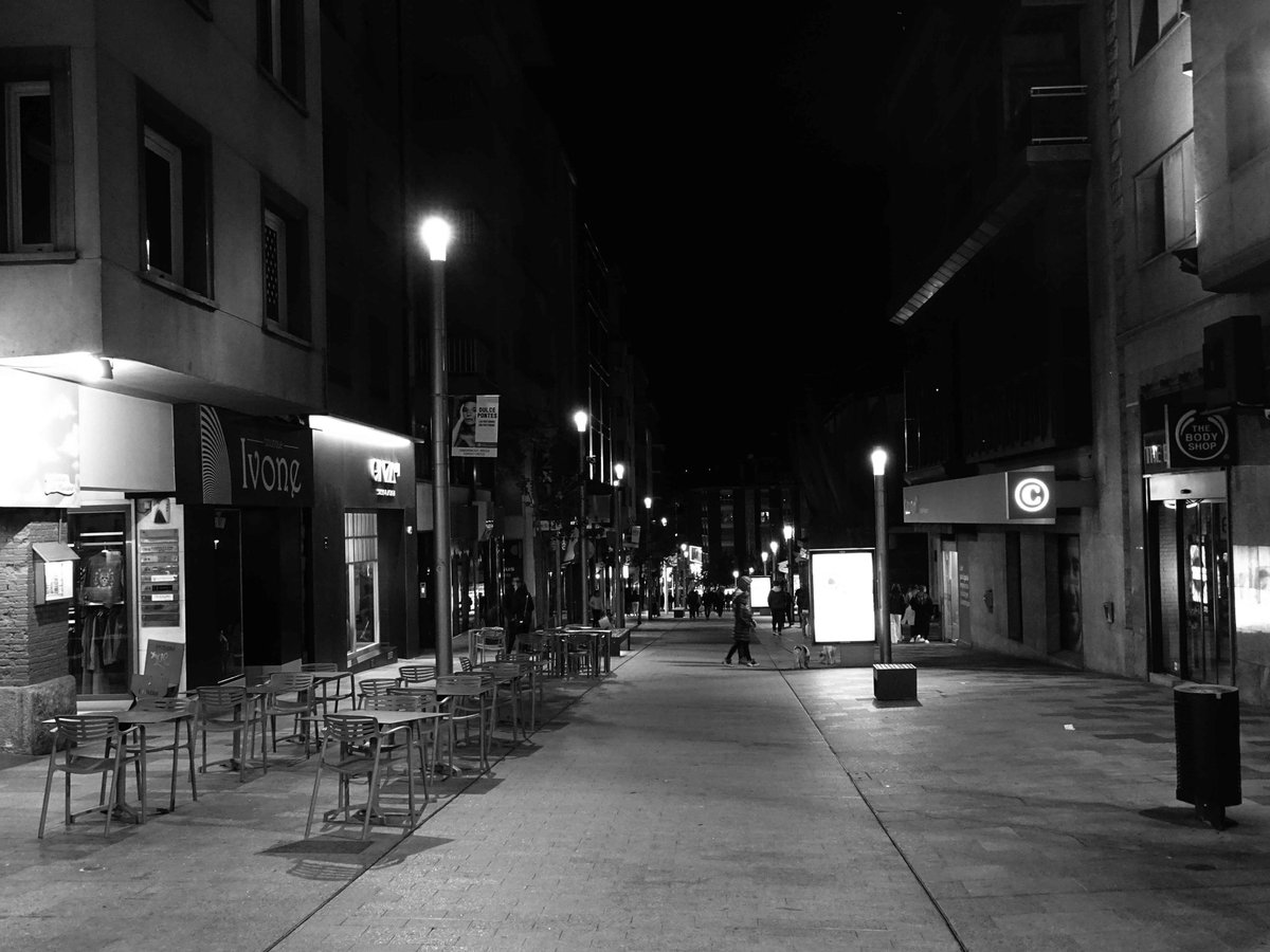 Terrasseta...Andorra #andorralavella #valira #escaldes #andorra #principatdandorra #païsoscatalans #catalunya #landscapephotography #landscape #landscapes #landscape_captures #landscape_lovers #streetstyle #streetsphotography #street #bnw #bnwphotography #bnwmood #bnw_greatshots