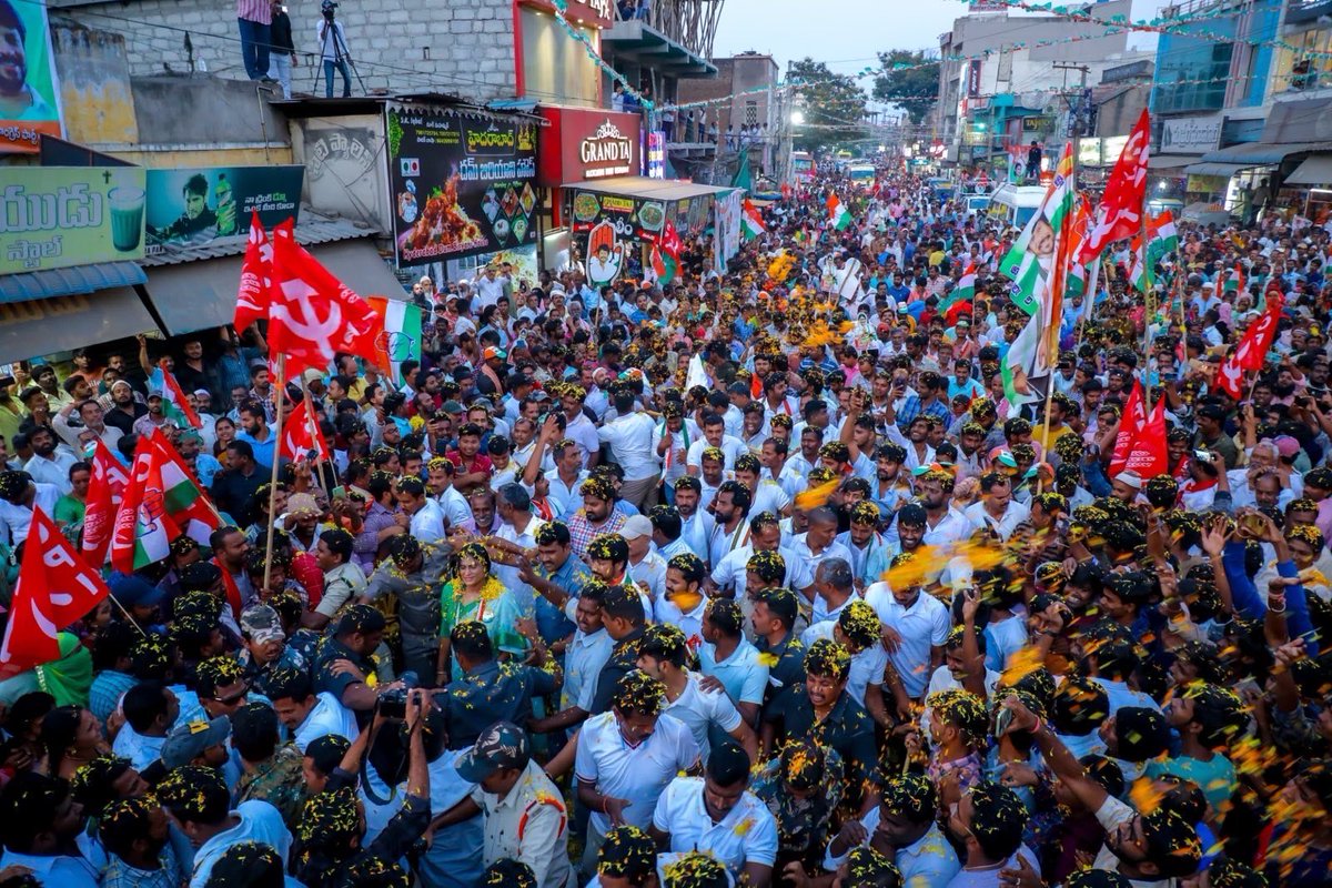 వైయస్ఆర్ బిడ్డ వచ్చిందని, గుండె నిండా అభిమానంతో పీలేరు , మదనపల్లి, తంబళ్లపల్లి నియోజకవర్గాలలో తరలివచ్చిన ప్రజలకు ప్రత్యేక కృత‌జ్ఞ‌త‌లు. వైయస్ఆర్ గారు ప్రజల కోసమే జీవించారు. ప్రజల కోసమే మరణించారు. నేడు అలాంటి నాయకుడే లేడు. వైయస్ఆర్ సంక్షేమ పాలన పూర్తిగా మరుగునపడింది. అందుకే