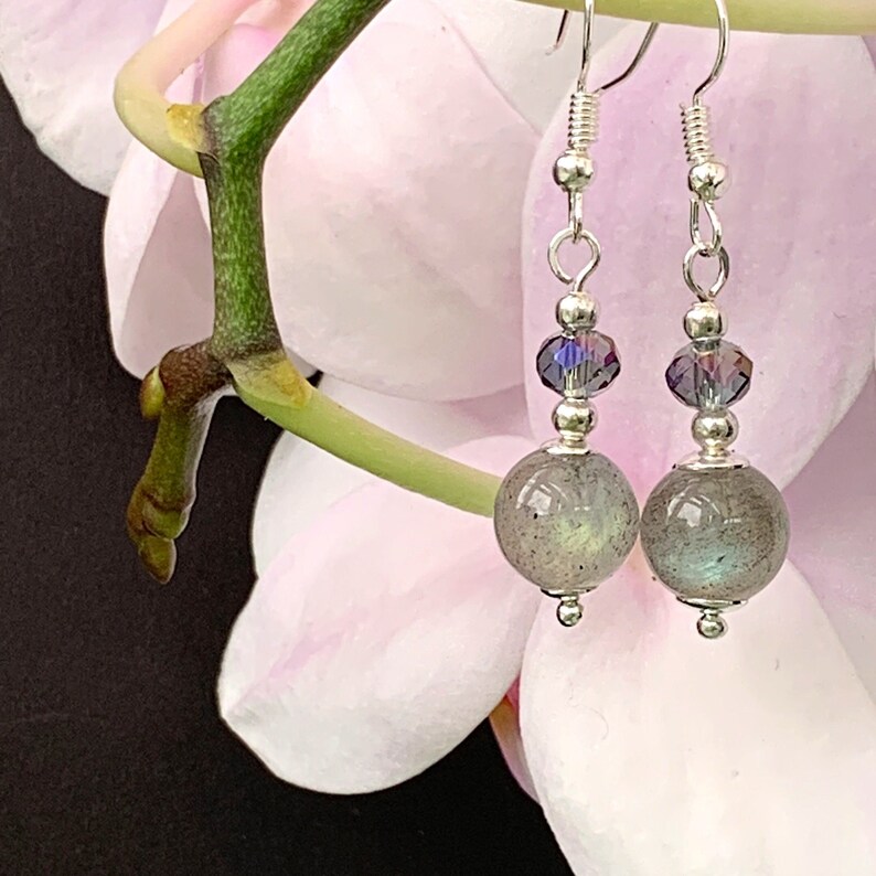 Handcrafted dainty earrings, silver plated with labradorite and faceted glass beads.

Purchase via Etsy: etsy.com/uk/listing/162…

#daintyearrings #prettyearrings #handcraftedearrings #uniqueearrings #originalearrings #bohostyle #bohemianfashion #silverplated #glassbeads #earrings
