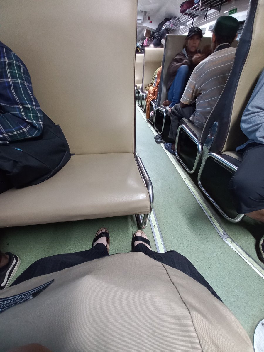 Ike_Indra's tweet photo. semangat punggung!
biasanya dihantam orang2 alhamdulillah kuat, ini cuma dihantam kursi kereta doang mah bisa lah yaaaa 💪 https://t.co/ljURM27j9y