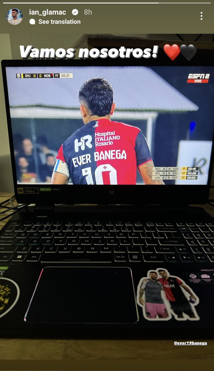 Ian Glavinovich, who is currently injured, watching the Newell's match last night. On his laptop, a sticker of the moment when he met Lionel Messi ❤️