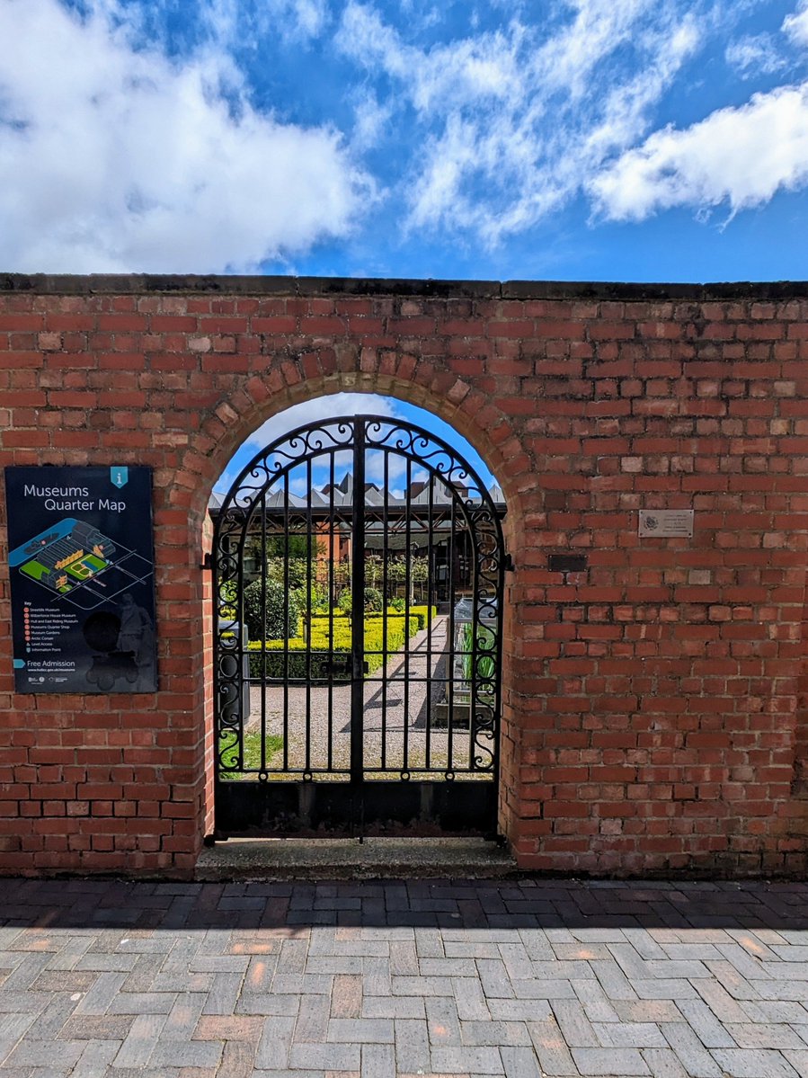 #WallsOnWednesday #lovegates #Hull