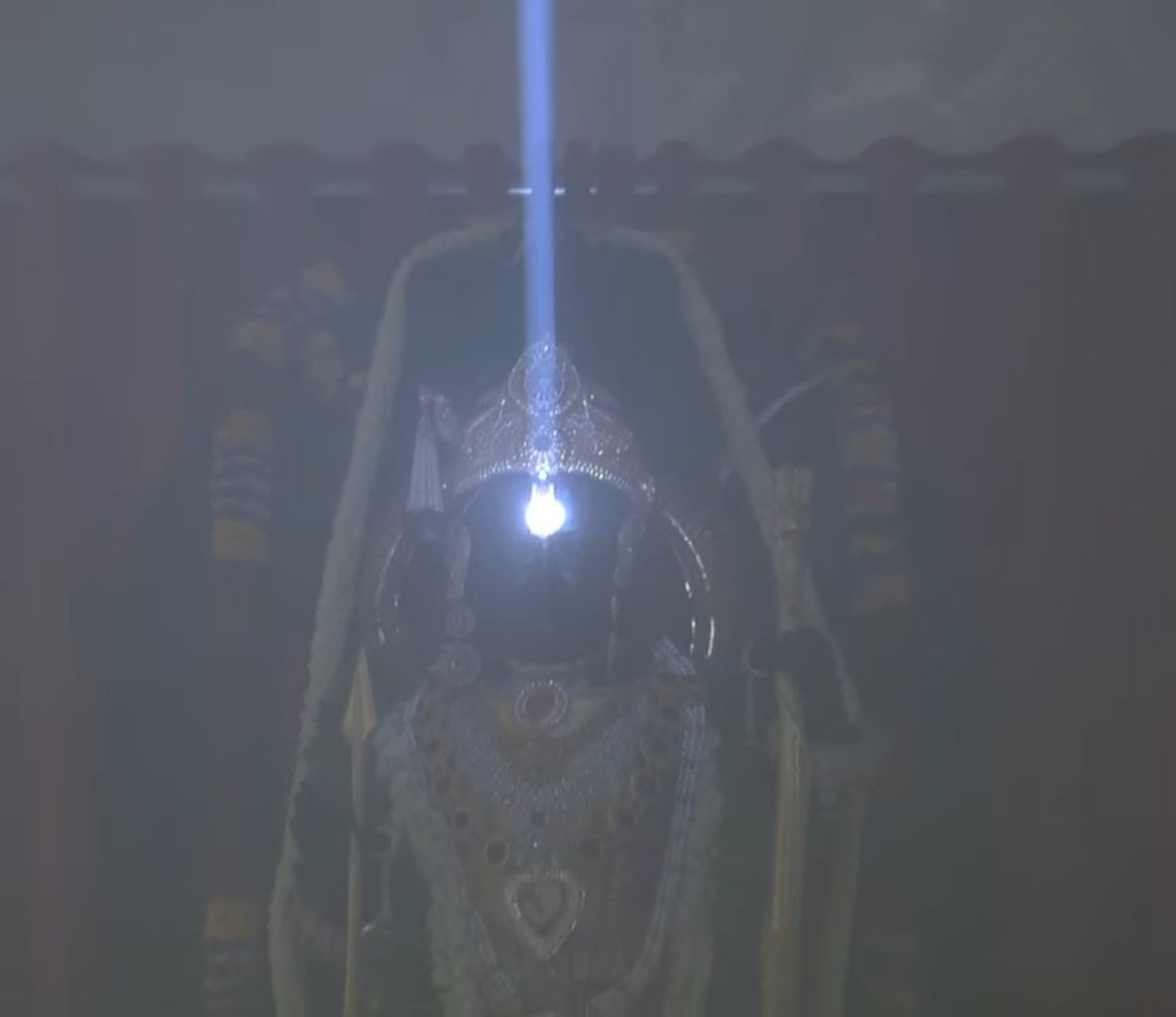 ThePerilousGirl's tweet photo. Finally!! #SuryaTilak on the forehead of #RamLala has been successfully completed...😍😍☀️🥹🧡🙏🏻

जय श्री राम 🙏🏻🚩
#RamNavami #रामनवमी https://t.co/7hWK7mjBrY