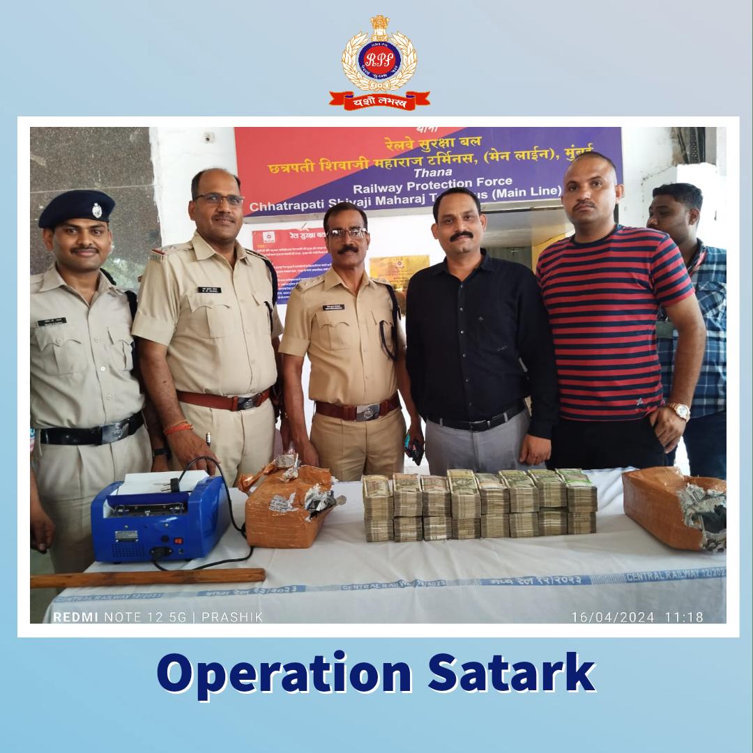#RPF Mumbai & commercial staff recovered unaccounted ₹60 lakh cash parcel packages from Duranto Express.

A smooth operation to nab this bit of illegal money movement.
#OperationSatark #TaxEvasion #SentinelsOnRail @RPFCR