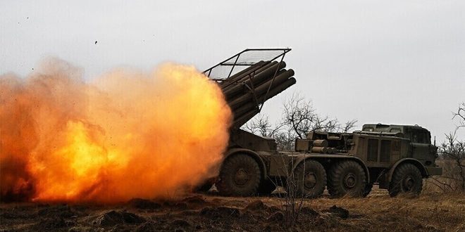 EurekaNews10's tweet photo. 🇷🇺🇺🇦 Régimen de Kiev pierde más de 1160 soldados y 155 drones, además de equipos bélicos de fabricación estadounidense
El Ministerio de Defensa ruso anunció que sus fuerzas lograron acabar con 1.160 soldados ucranianos, y derribarles 155 drones, además de interceptar cohetes Storm de fabricación británica.
En su informe diario sobre el progreso de la operación especial en Ucrania, el ministerio ruso detalló que :
En el frente de Kúpiansk, las fuerzas rusas repelieron dos ataques del enemigo y eliminaron a 30 efectivos del régimen de Kiev, además de dos vehículos blindados, una montura de artillería autopropulsada Paladin de 155 mm de fabricación estadounidense, un obús M198 de 155 mm de fabricación estadounidense y un obús Msta-B de 152 mm, así como un depósito de municiones de campaña.
En el eje de Donetsk, las pérdidas de las fuerzas ucranianas ascendieron a unos 630 soldados, además de un vehículo blindado, cuatro vehículos militares, unidades de artillería autopropulsada Paladin, Krab y Akatsiya, un cañón M119, y un cañón de fabricación estadounidense.
En el frente de Avdéyevka, el ejército ruso repelió ocho arremetidas enemigas, y el enemigo perdió a más de 380 militares, un vehículo de combate de infantería, dos vehículos militares, sistemas de artillería autopropulsada Paladin y Gvozdika, así como 3 obuses D-30.
En dirección del sur de Donetsk, las fuerzas rusas neutralizaron a hasta 80 soldados ucranianos, y destruyeron dos vehículos militares, un sistema de artillería autopropulsada Krab, un obús D-20 y una estación de lucha radioelectrónica Bukovel-AD
En el eje de Jersón, 40 soldados ucranianos resultaron entre muertos y heridos, y las fuerzas rusas aniquilaron cinco vehículos militares y una artillería de campaña de fabricación estadounidense.
Según el informe, el sistema de defensa antiaérea de Rusia derribó 155 drones ucranianos, 6 cohetes Storm Shadow, 2 misiles HARM, 2 proyectiles de sistemas HIMARS y Uragan.
