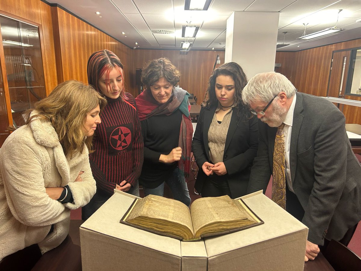 IOC_erasmus's tweet photo. 💪🏾Iniciem la part pràctica del TR! Les alumnes de batxillerat i les professores de l’@ioc han pogut conèixer el Book of Lismore de la mà de Pádraig Ó Macháin, professor d'irlandès modern a la @UCC . Un manuscrit del s. XV escrit en gaèlic. #talide #adults @sepie #erasmus https://t.co/gm0CmsaNGn