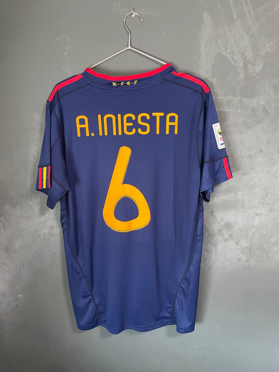 FutbolGacha's tweet photo. ➡️Camiseta España Final Mundial 2010🇪🇸

👉Andrés Iniesta🎩 https://t.co/aNXkYiftDV