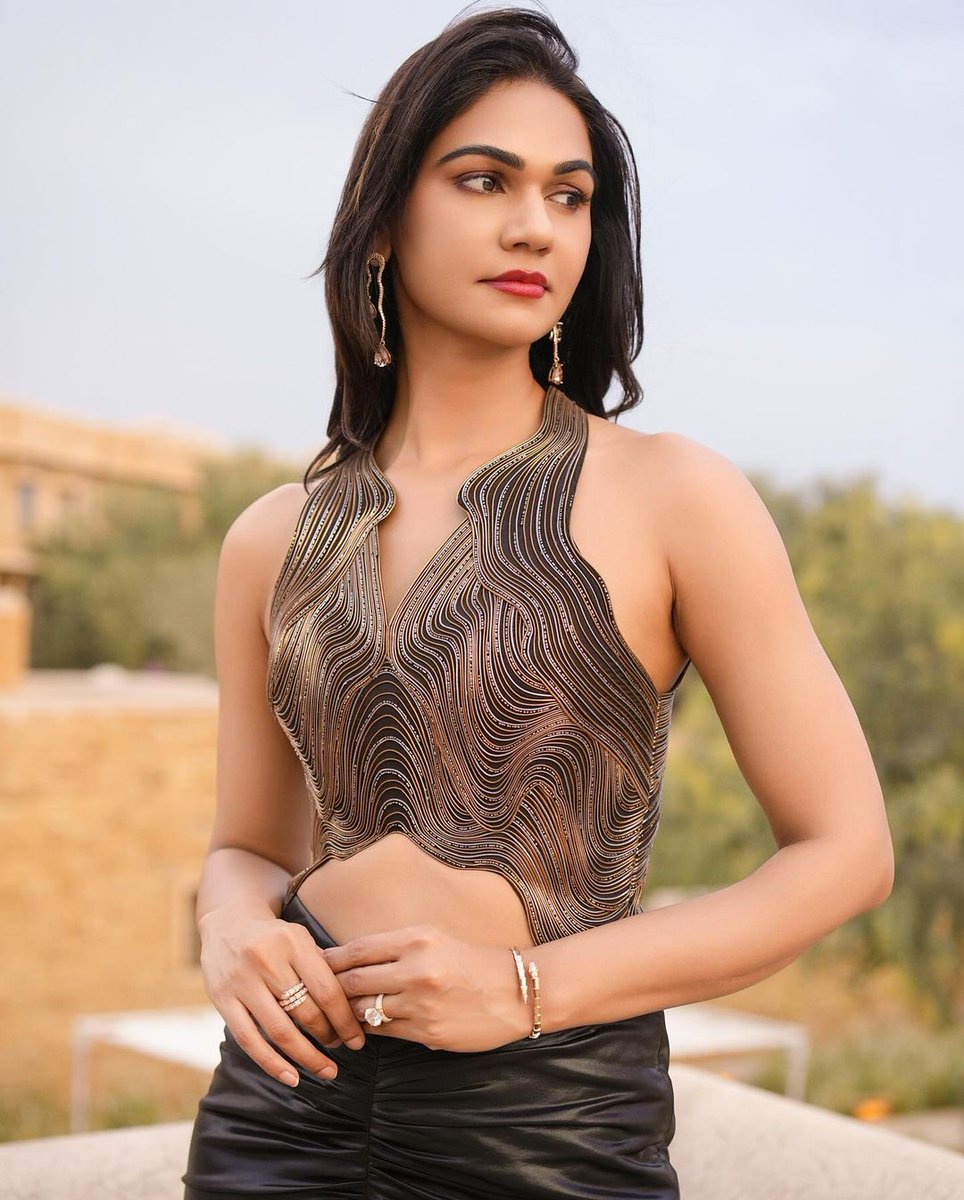 #AlluSnehaReddy glances with her elegant style in a black outfit!🖤✨

#AlluArjun #Pushpa2TheRule #Telugufunda