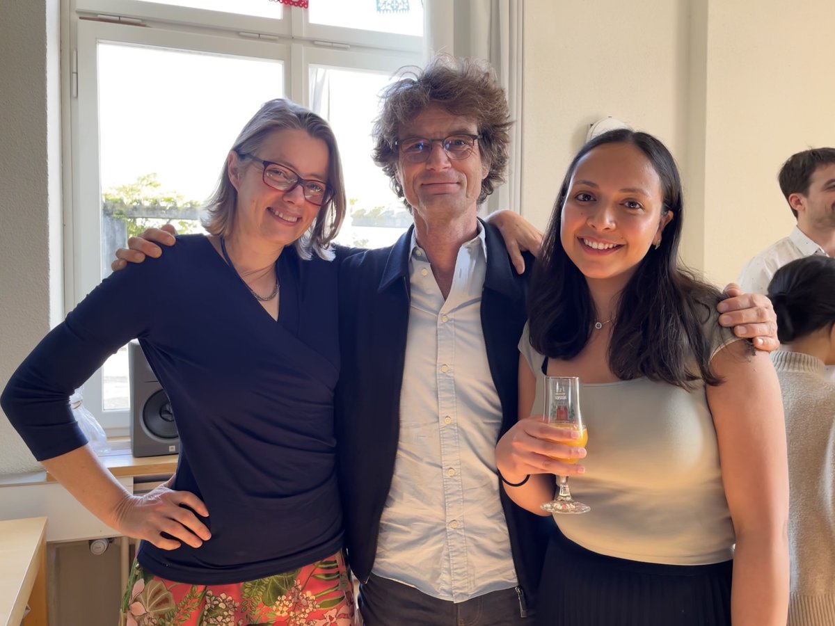 My first ETH PhD student, Amrita Möhl-Raj, graduated & did a great job! At the Apero, a reunion of some ex-Weigel folk (@PlantEvolution) - former technician (me), former postdoc Francois Parcy (@Francois_Parcy) and former PhD student, now Postdoc here, Thanvi Srikant (@ThSrikant)