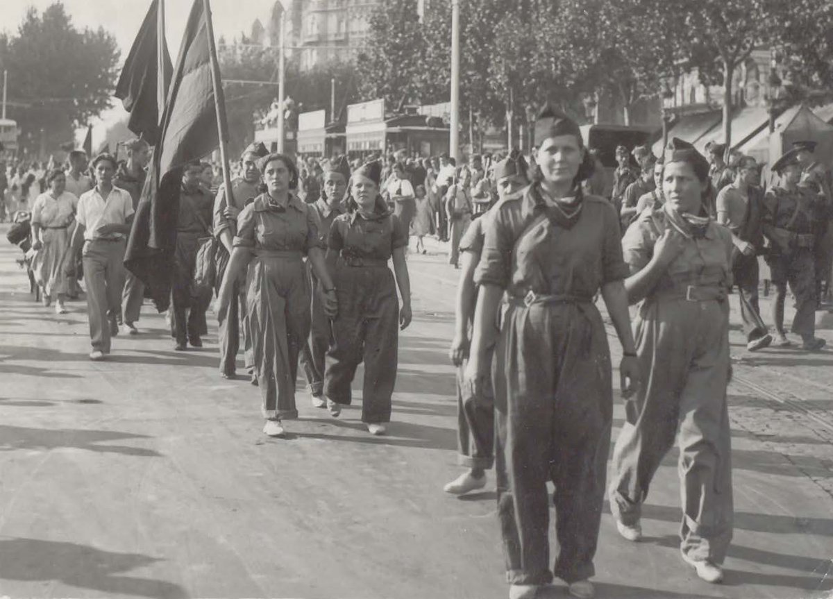 28/08/1936. Barcelona, Plaça Catalunya.
Milicianes anarquistes en la sortida cap al front de la columna “Aguiluchos de la FAI”, de les Joventuts Llibertàries de Catalunya, sota la direcció de Joan García Oliver.
Foto: Torrents
#CNTFAI