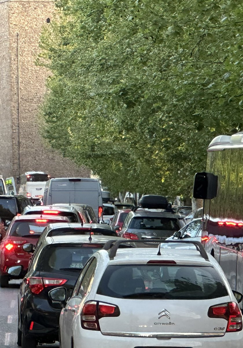 Un’altra giornata di pena per i fiorentini stritolati in un traffico infernale e in una nube di smog che nemmeno un milione di aranci in via Cavour possono mitigare.