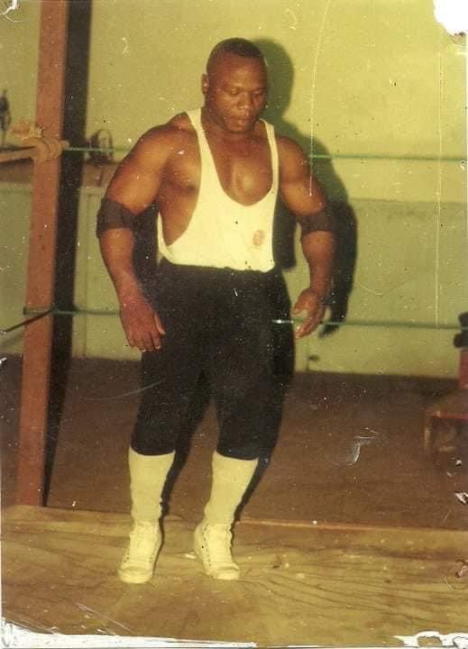 Thread- L’invincible Super Makia.

Il est certainement le meilleur catcheur Camerounais de tous les temps.
Il est l’idole de mon enfance.
 Enfant, les rumeurs les plus folles et fantastiques circulaient à son sujet, relatant à chaque fois ses exploits surhumains.