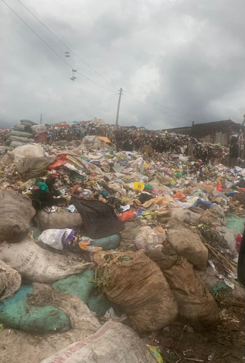 Our Nairobi, somewhere in kawangware heaps of trash bang on the road,next to the market,people going about their daily business, trash literally smelling for a kilometre <a href="/SakajaJohnson/">Sakaja Arthur Johnson</a> I'm sure this isn't making Nairobi great again.. cc <a href="/MigunaMiguna/">Dr. Miguna Miguna</a> <a href="/HEBabuOwino/">Babu Owino</a>