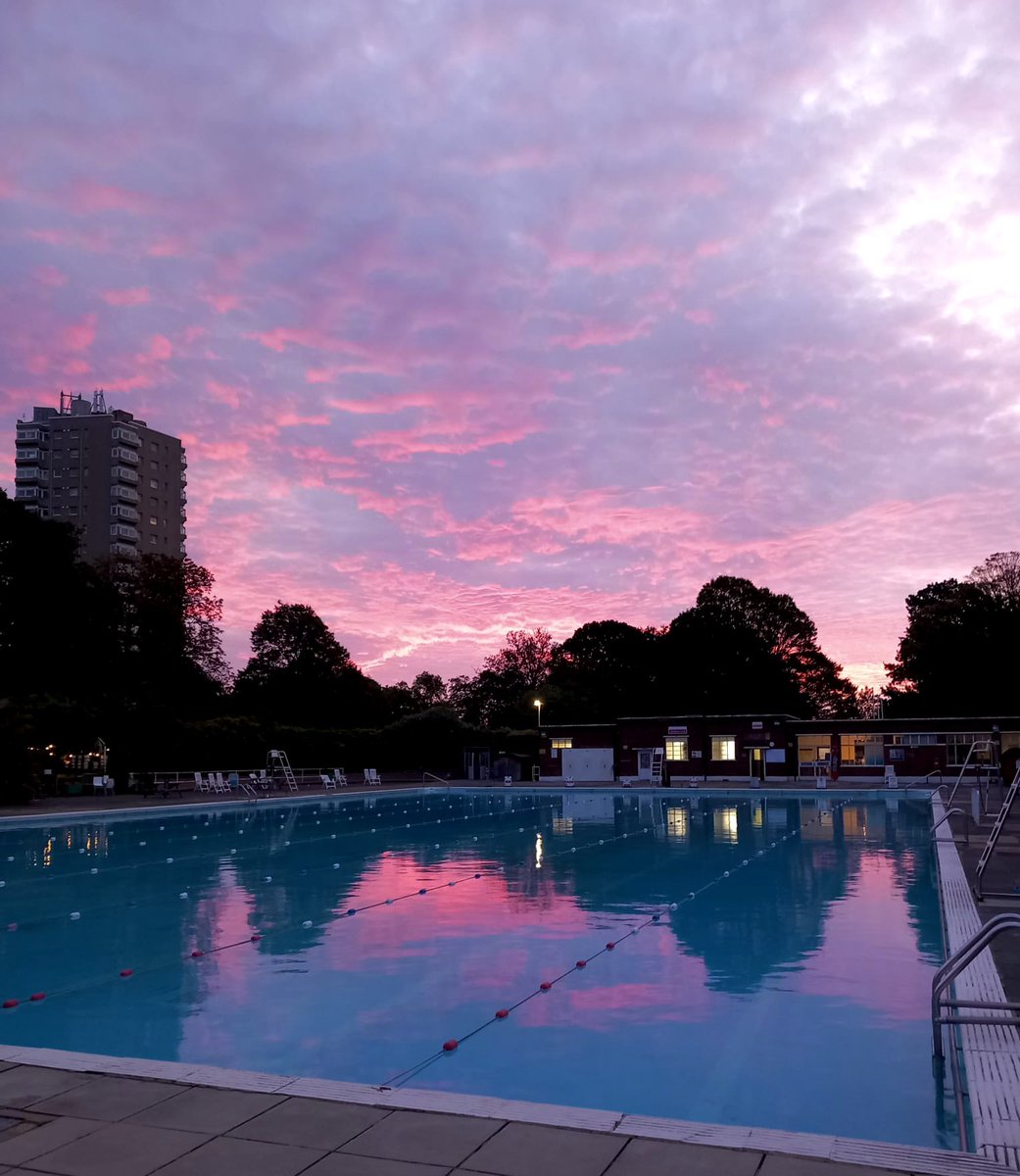 Brockwell_Lido's tweet photo. London Marathon Runners📣 

We are offering free entry to the lido both pre and post marathon for training and recovery purposes. With the marathon coming around so quickly come down and enjoy the benefits of cold water swimming before/after the big day. Offer running until 28th https://t.co/IPBBsP3L3A